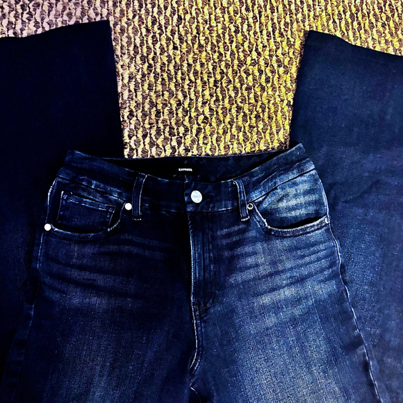 EXPRESS Mid Rise Dark Wash
Blue 70’s Flare Jeans Flex Medium Short 6/8/10 NWT - Picture 8 of 16